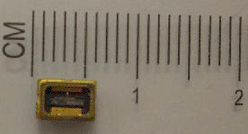 Imagen: Un chip de detección desechable hecho de un resonador de ondas acústicas con superficie modificada (Fotografía cortesía de la Universidad de Tennessee, Knoxville, EUA).